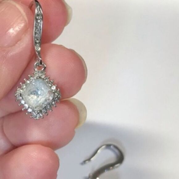 The Drop Dead Gorgeous Dangle Earring in white sapphire and 925 - Picture 4 of 5